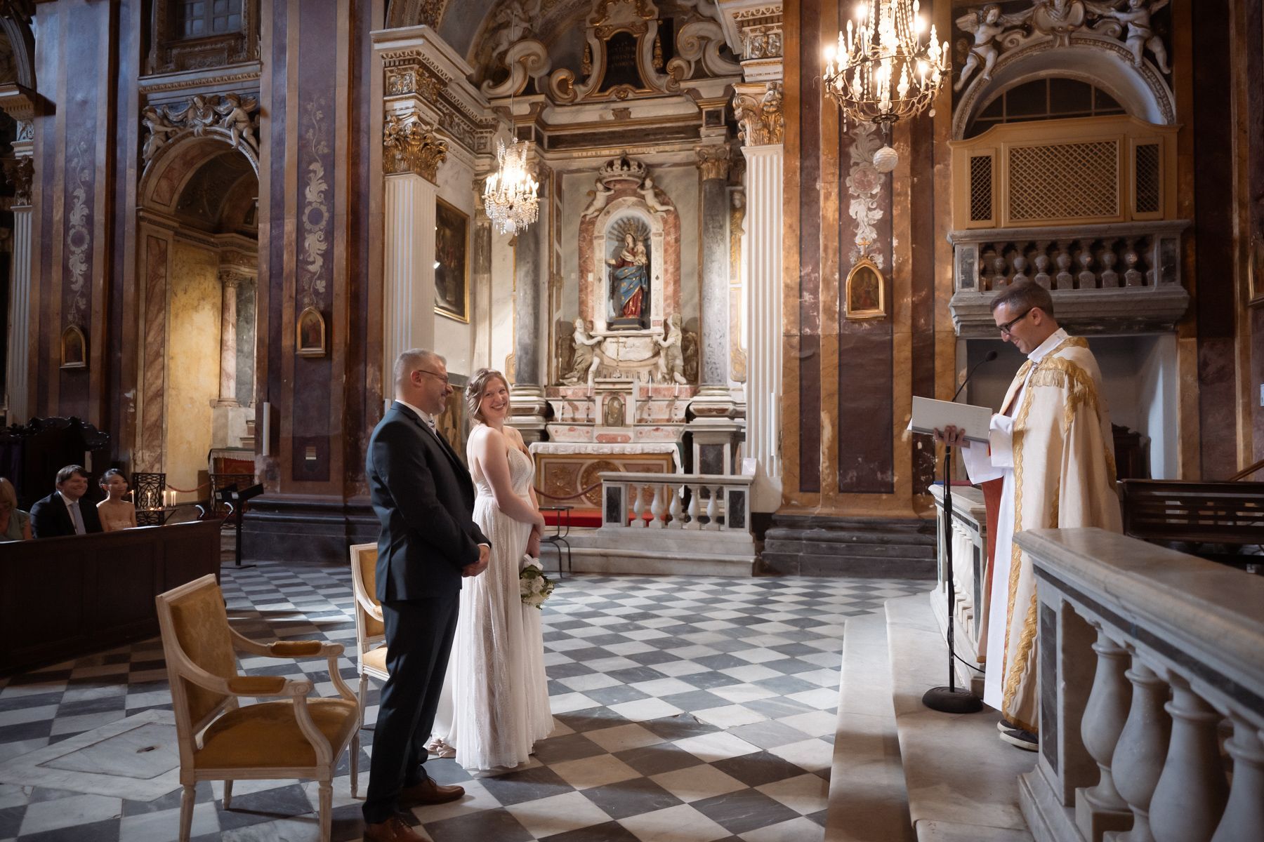 Les mariés échangent un regard pendant la cérémonie de mariage