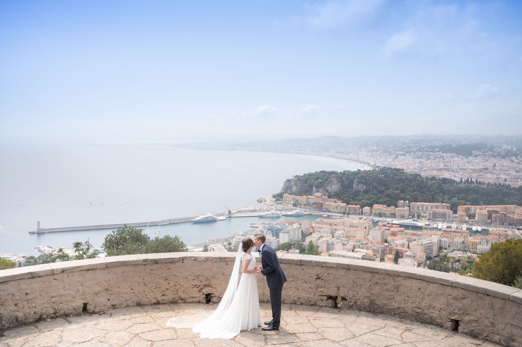 un couple sur le mont boron panoramique sur la côte d'azur le jour de leur mariage