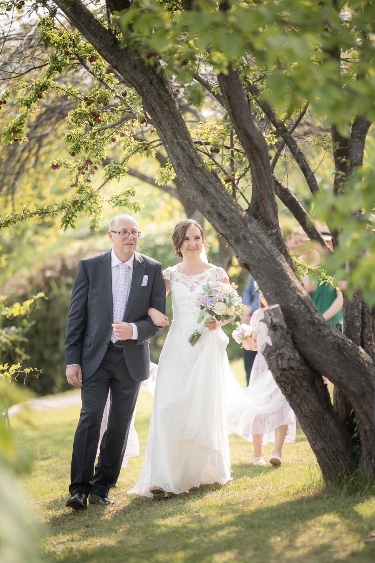 une cérémonie de mariage à la campagne sous une véranda décorée de fleurs et de rubans