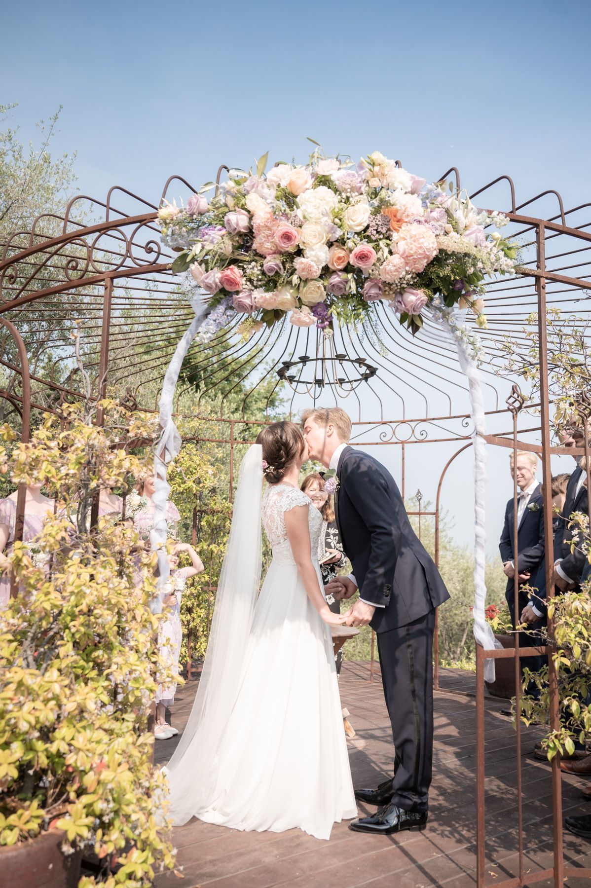 un premier baiser lors d'une cérémonie de mariage