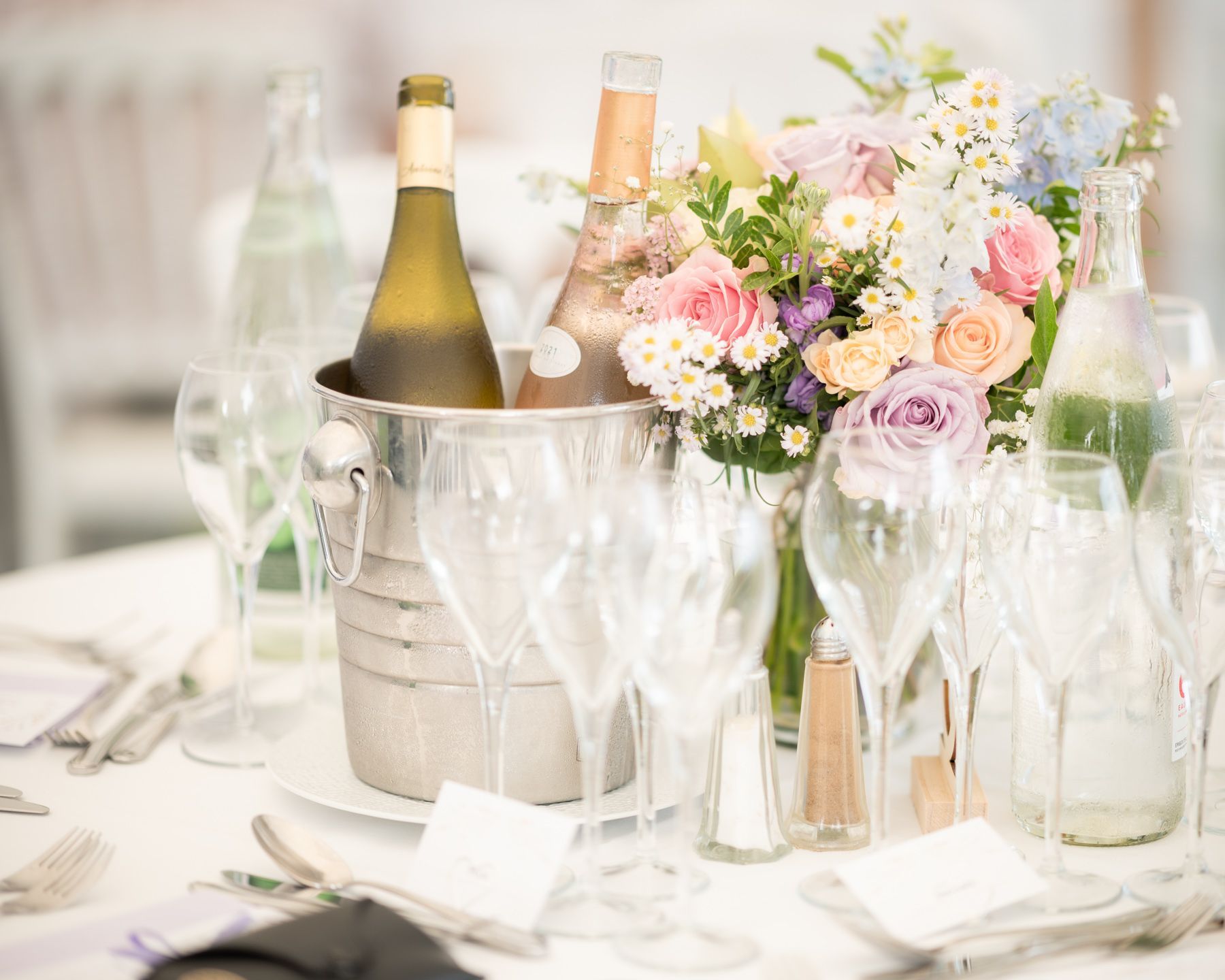 magnifiques fleurs de mariage et décorations de table aux couleurs pastel