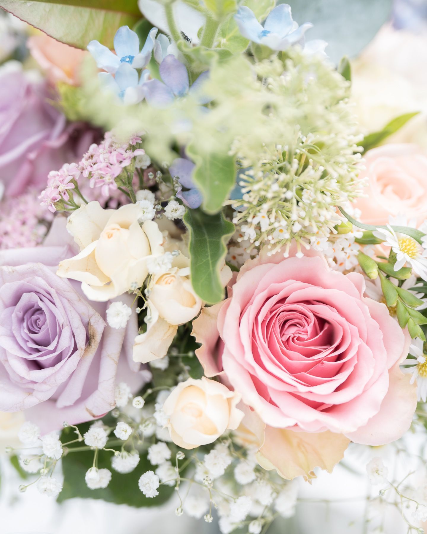 magnifiques fleurs de mariage et décorations de table aux couleurs pastel