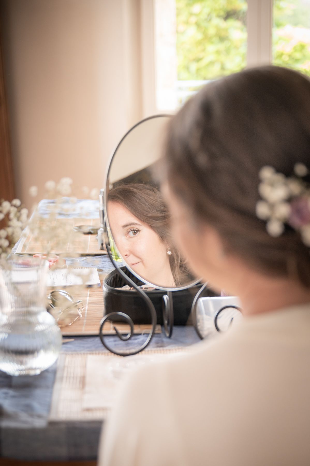 la mariée se fait maquiller pendant les préparatifs