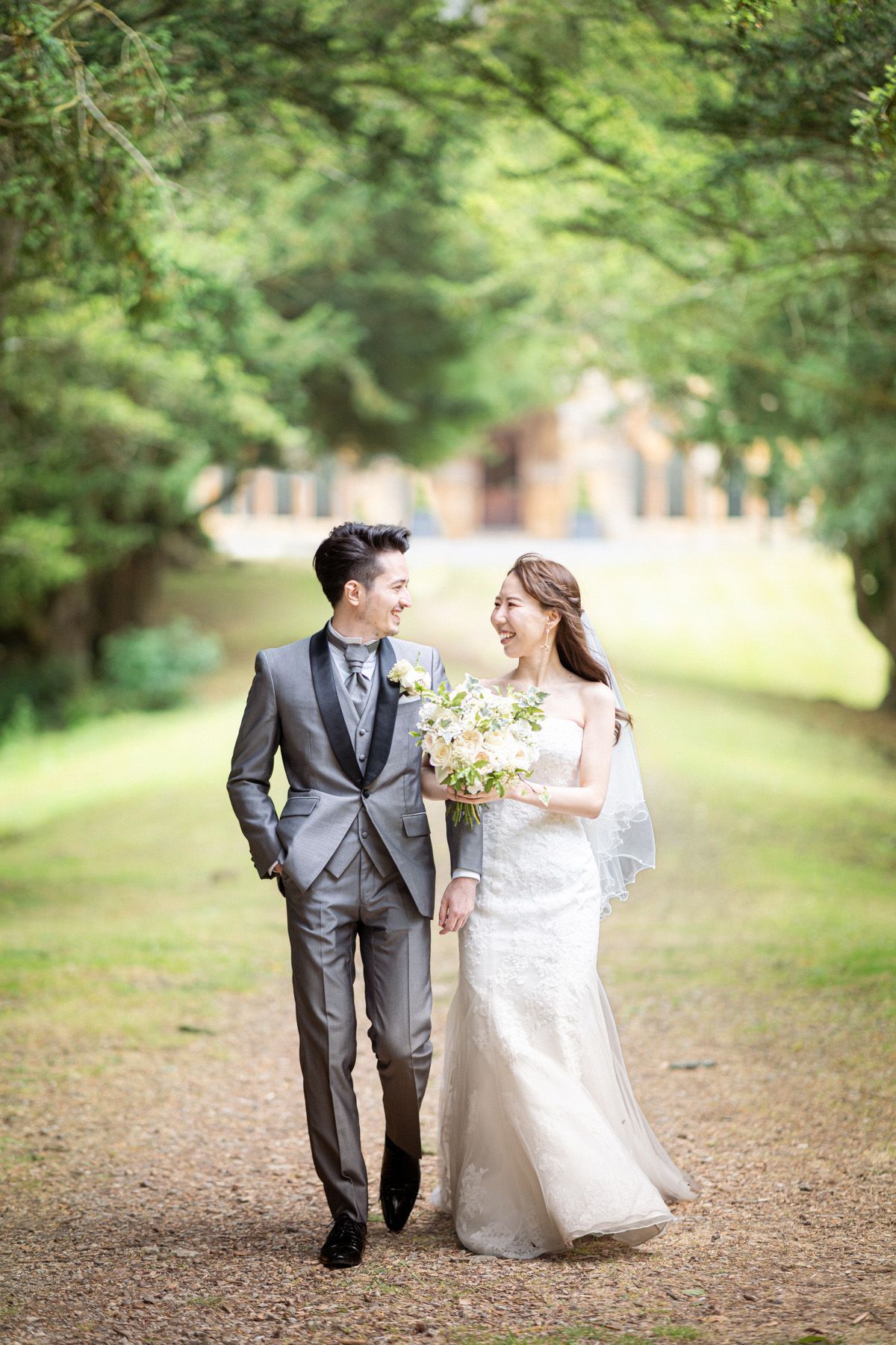 Relaxed, candid couple photoshoot at a luxury wedding.