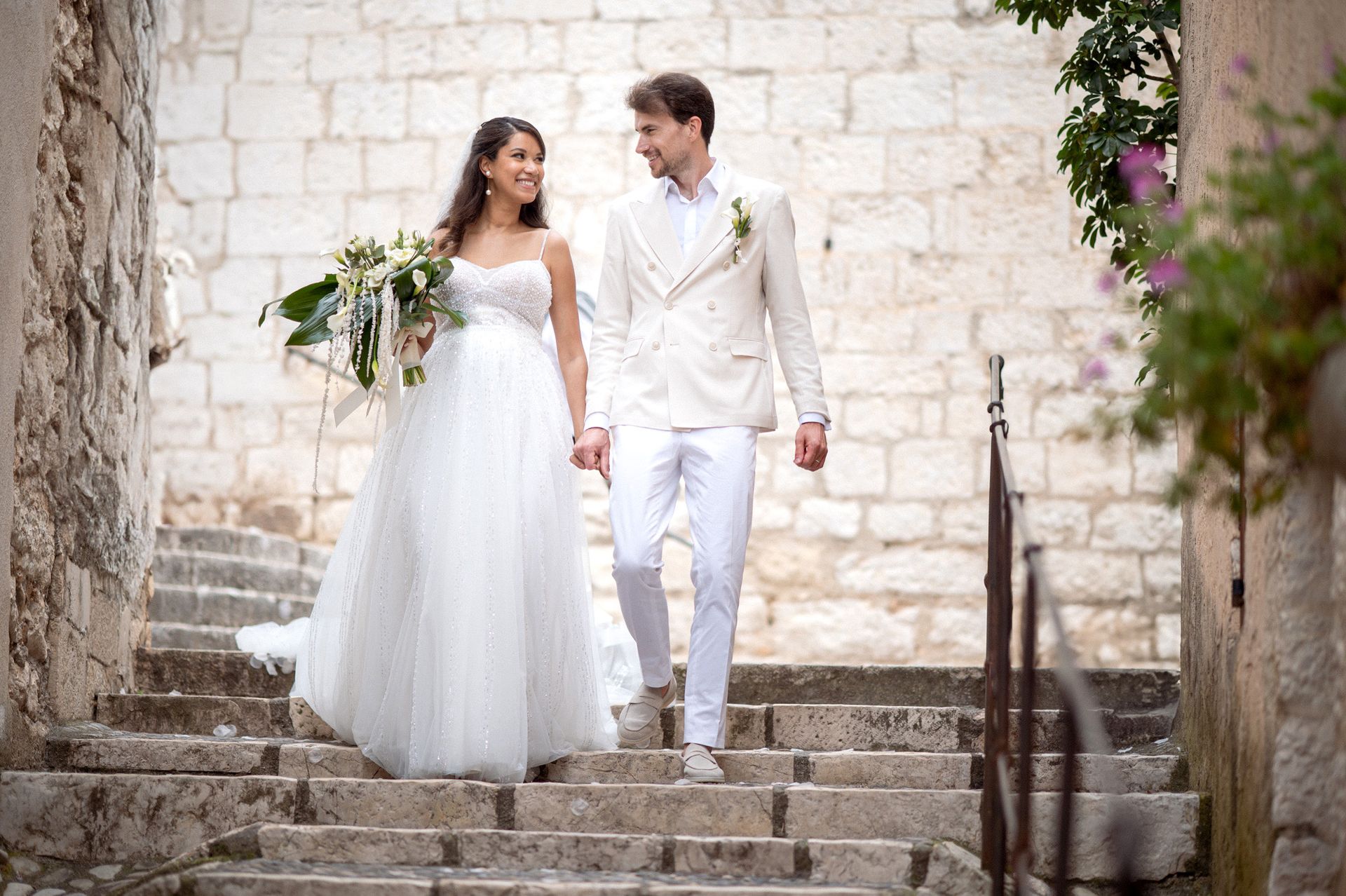 Photos de couple le jour du mariage dans les ruelles de Saint-Paul-de-Vence