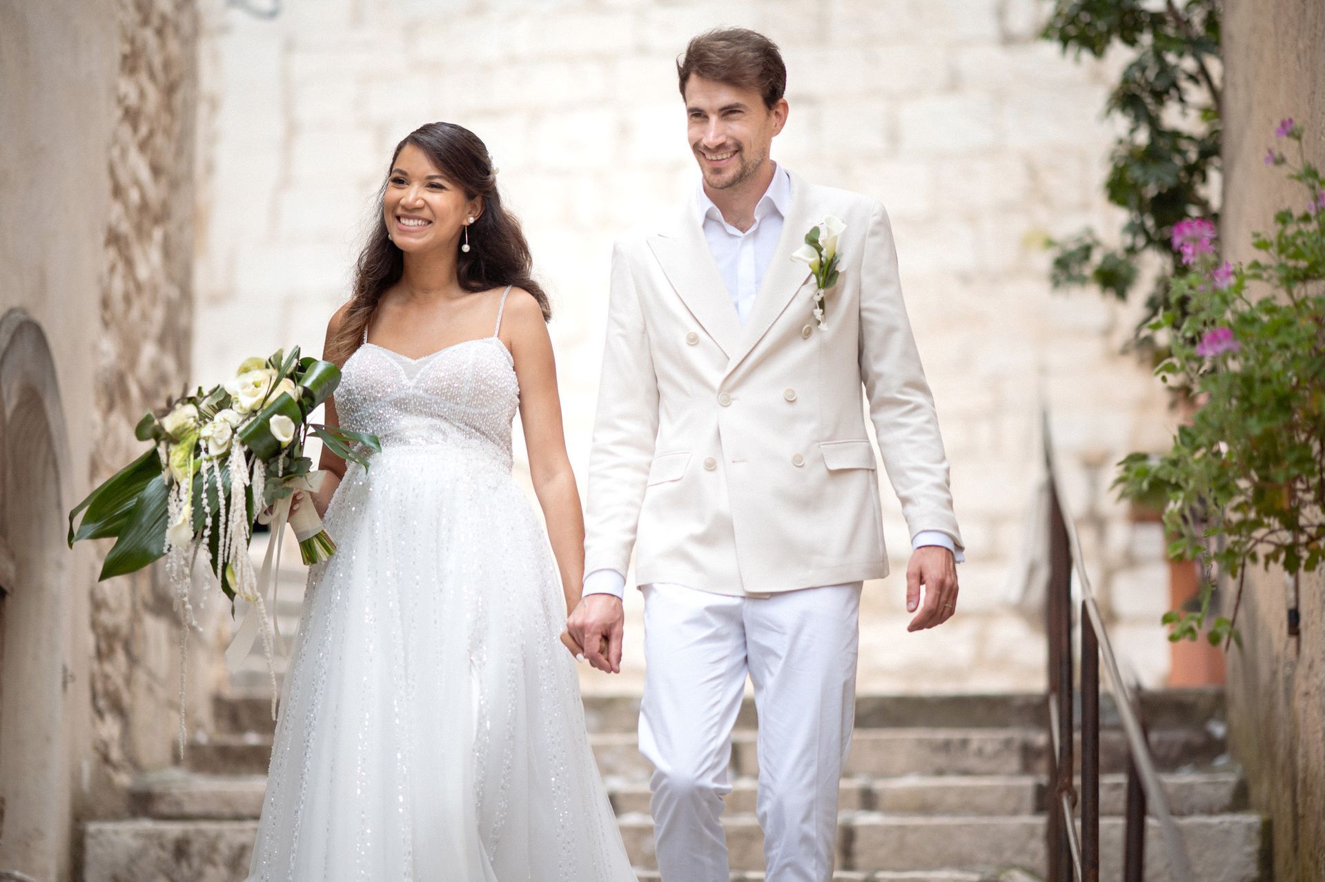 Photos de couple le jour du mariage dans les ruelles de Saint-Paul-de-Vence