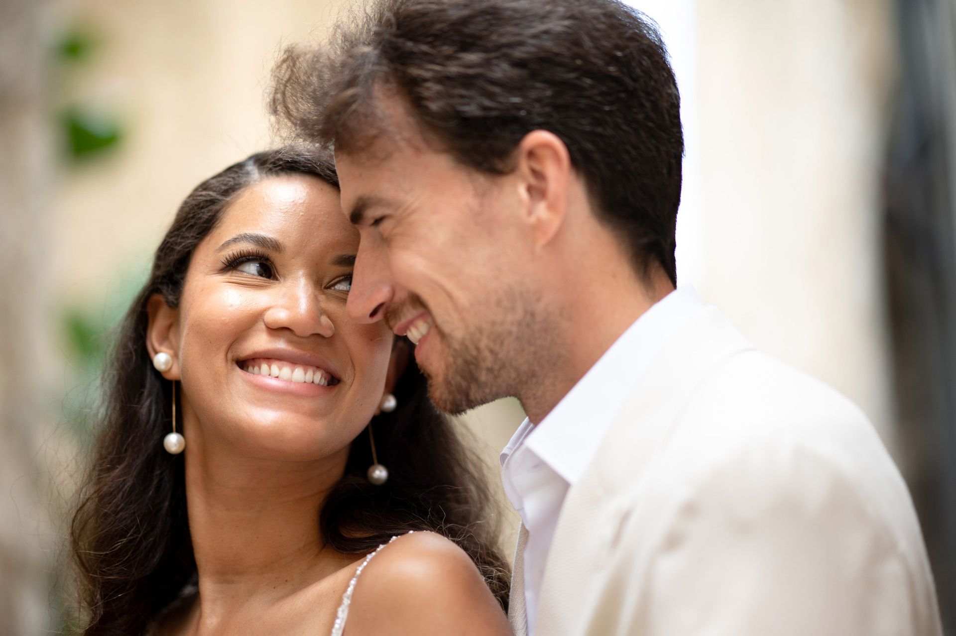 Photos de couple le jour du mariage dans les ruelles de Saint-Paul-de-Vence