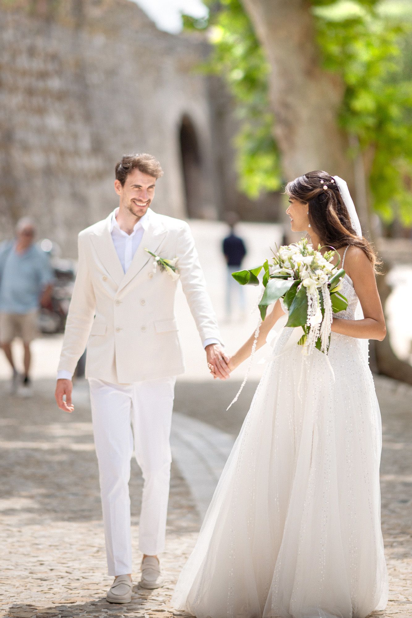 Photos de couple le jour du mariage dans les ruelles de Saint-Paul-de-Vence