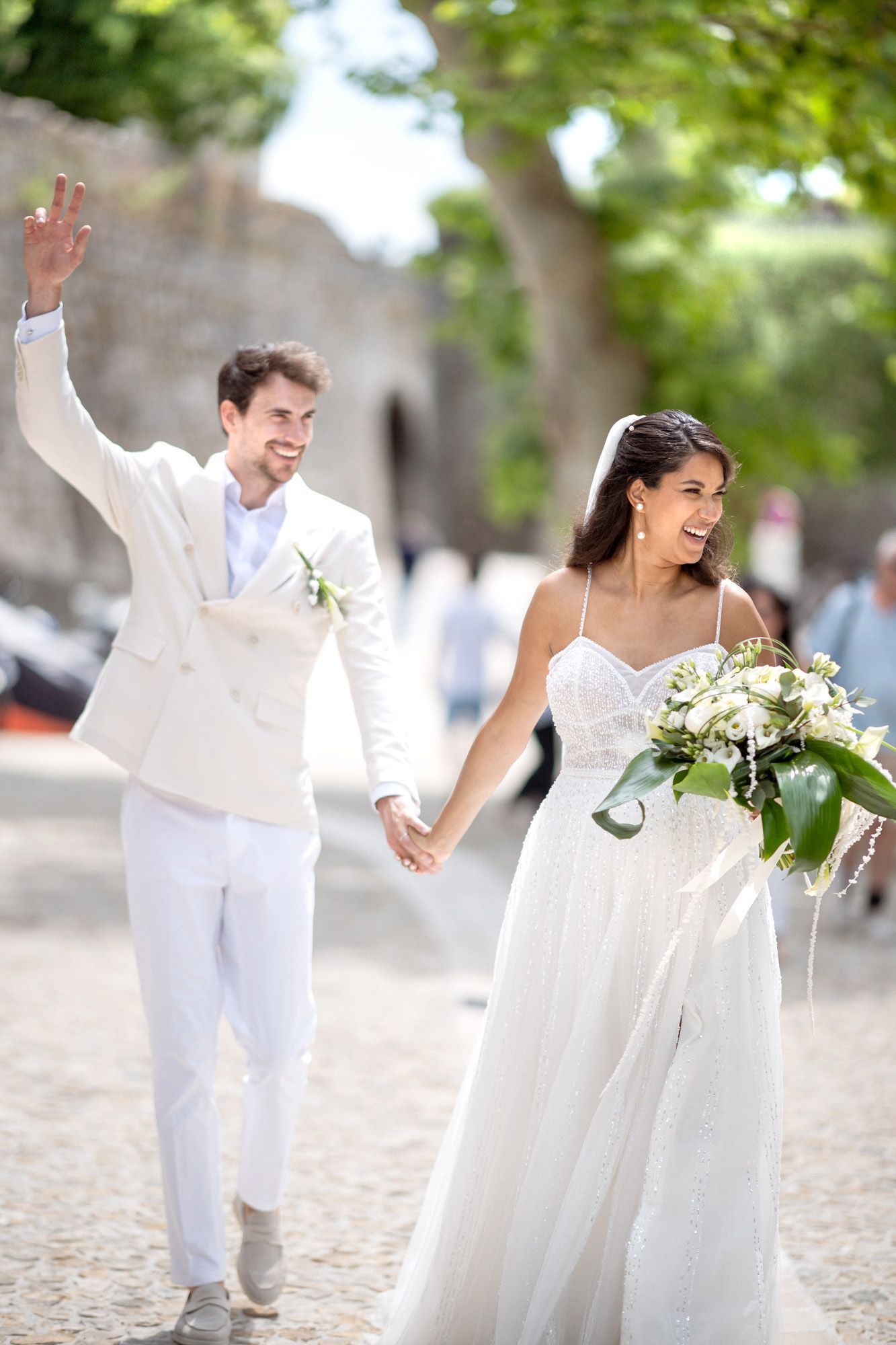 Photos de couple le jour du mariage dans les ruelles de Saint-Paul-de-Vence