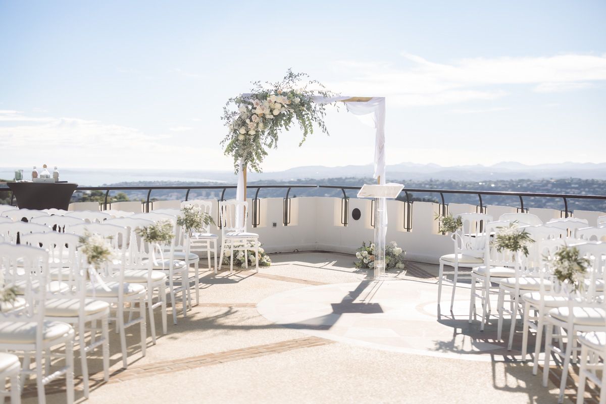 Chateau Cremat roof terrace wedding arch before a mariage ceremony 