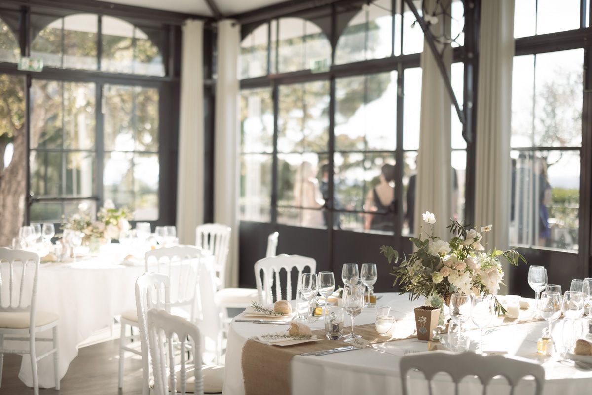 Interior decor before a meal at Chateau Crémat