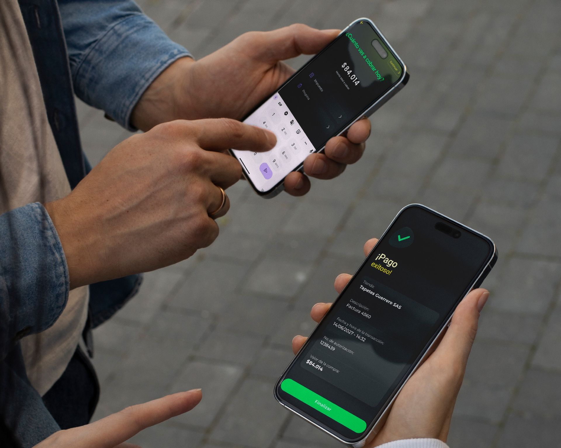 Dos personas sosteniendo teléfonos inteligentes con pantallas de aplicaciones oscuras y botones verdes al aire libre