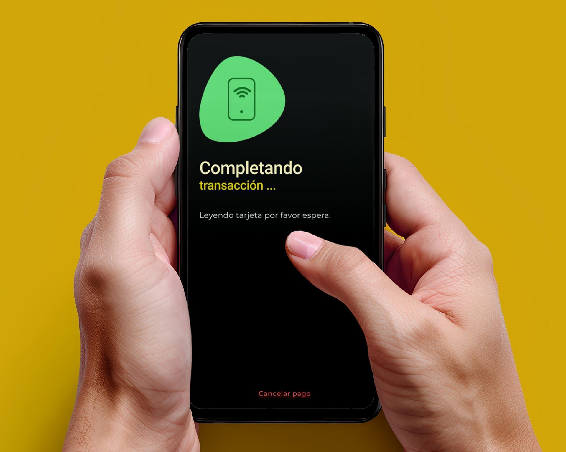 Manos sosteniendo un móvil con pantalla negra y mensaje verde de “Completando transacción” sobre fondo amarillo