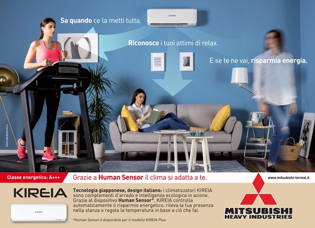Werbung für eine Mitsubishi Electric Klimaanlage in einem blauen Wohnzimmer mit Menschen, die auf einem Sofa und einem Laufband entspannen.