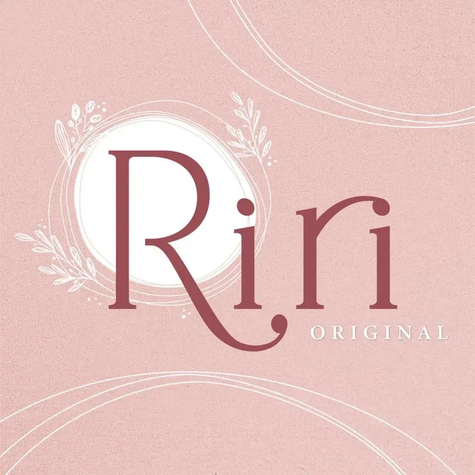 粉紅色的“Riri Original”標誌，飾以優雅的白色花卉圖案和弧形裝飾線條。