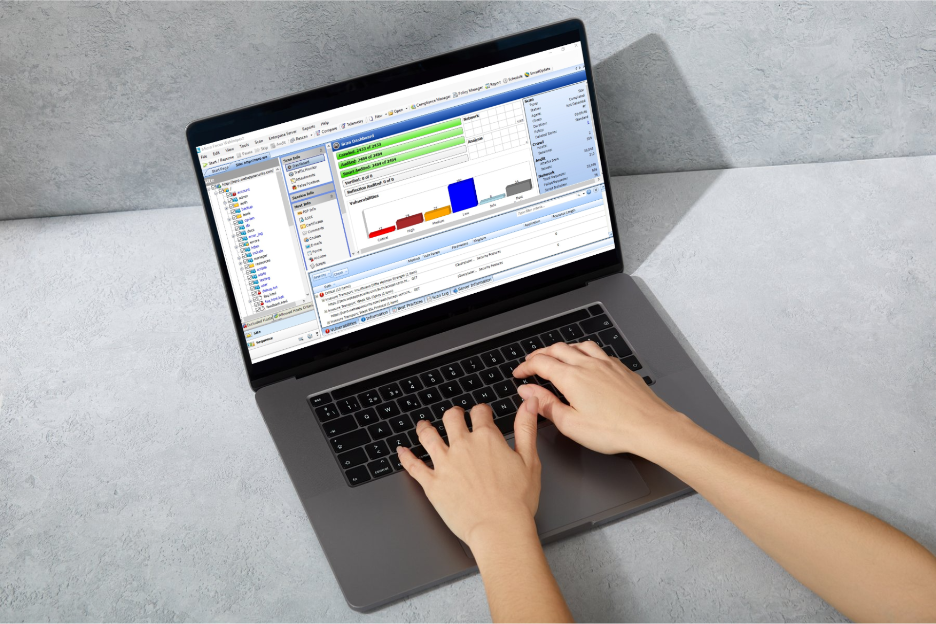 Una persona está escribiendo en una computadora portátil con un gráfico en la pantalla.