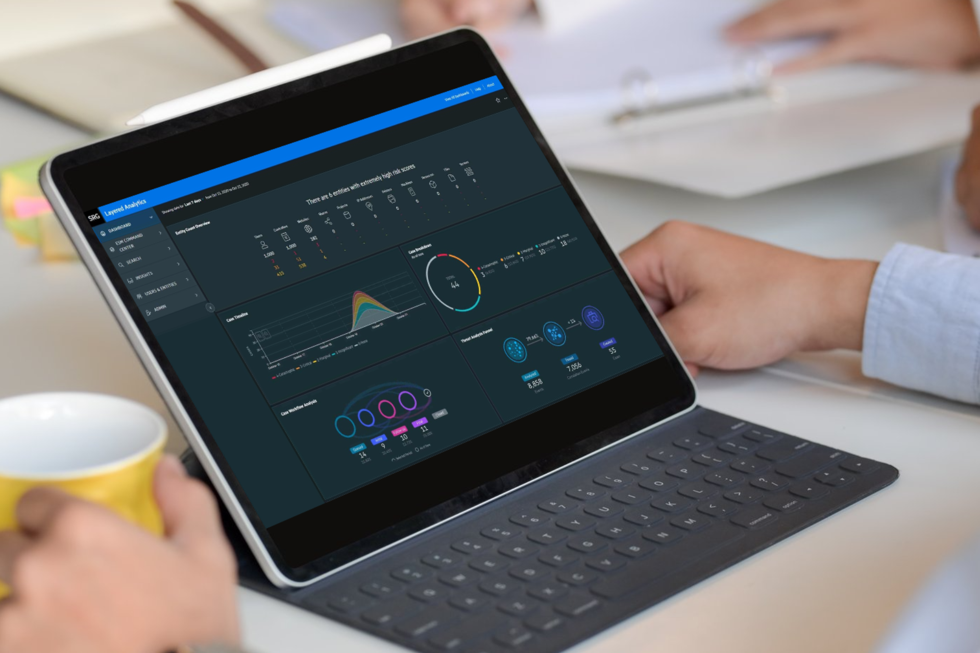 Una persona está usando una tableta con un teclado adjunto.