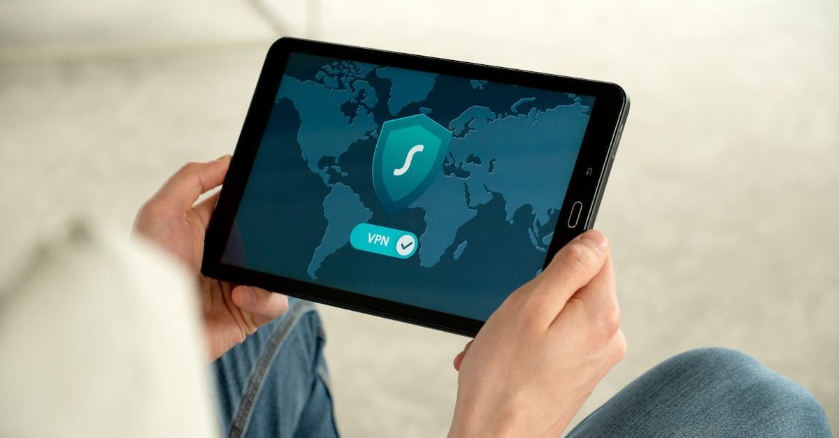 Una persona sostiene una tableta con un mapa en la pantalla.