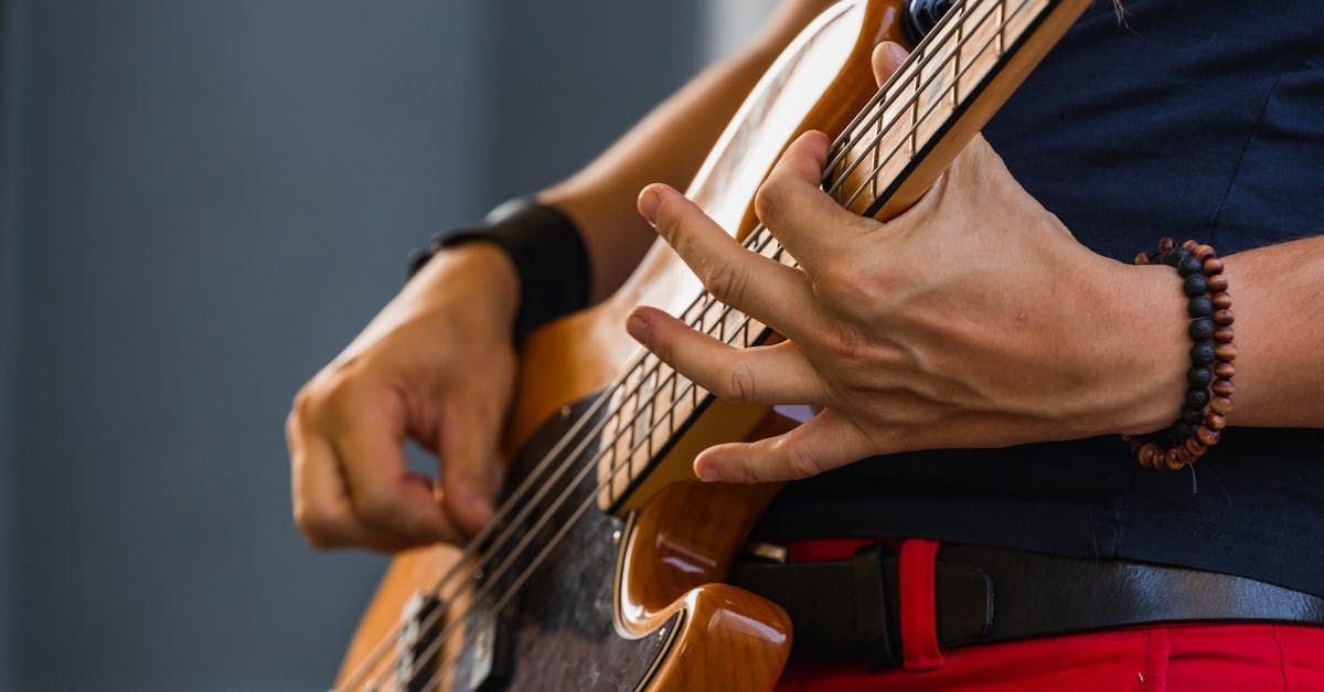 Um close de uma pessoa tocando violão