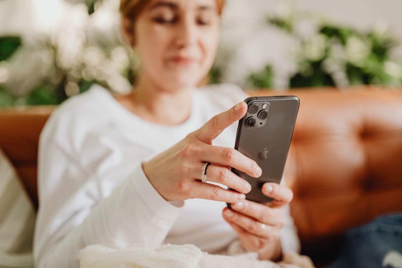mulher-olhando-sistema-de-gerenciamento-de-leads-para-imobiliarias-no-celular