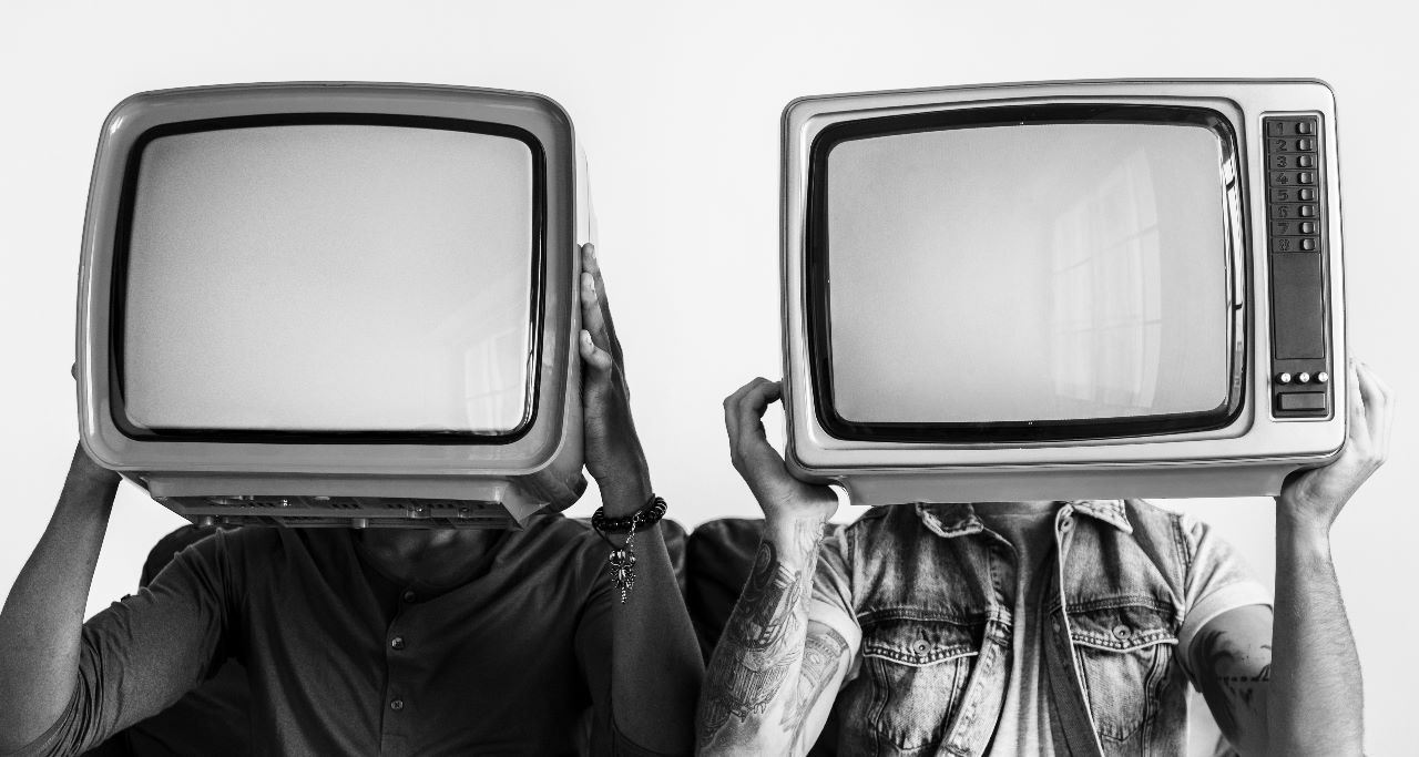 pessoas-com-tv-na-cabeca