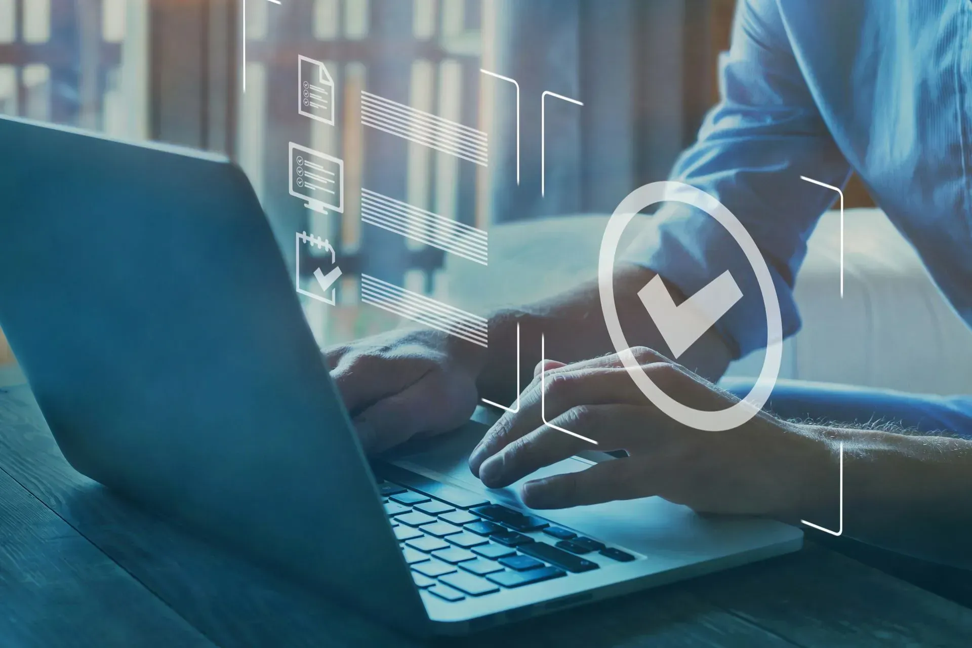 Una persona escribe en un portátil con marcas de verificación de seguridad digital