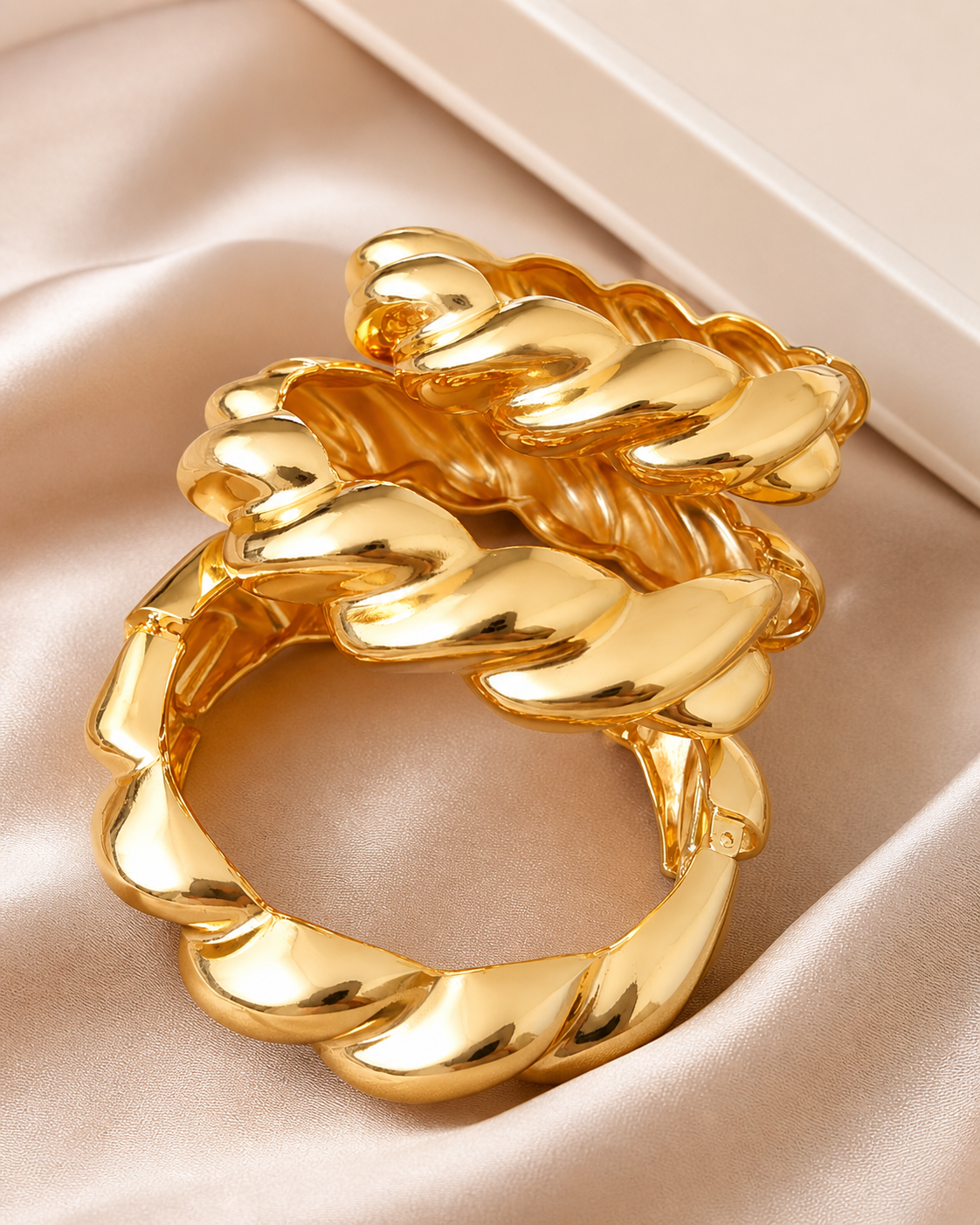 bracelete dourado em metal com banho de verniz brilho durável acessórios feminino