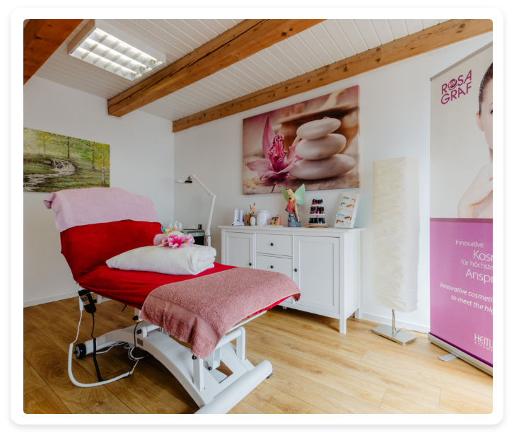 Ein Zimmer mit einem roten Bett und einem Schild mit der Aufschrift „Küss ein Mädchen“