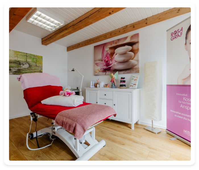 Ein Zimmer mit einem roten Bett und einem Schild mit der Aufschrift „Küss ein Mädchen“