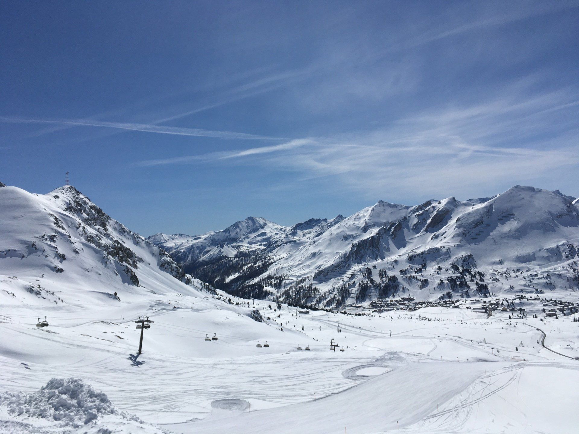 Chalet Mur surrounded by winter snow