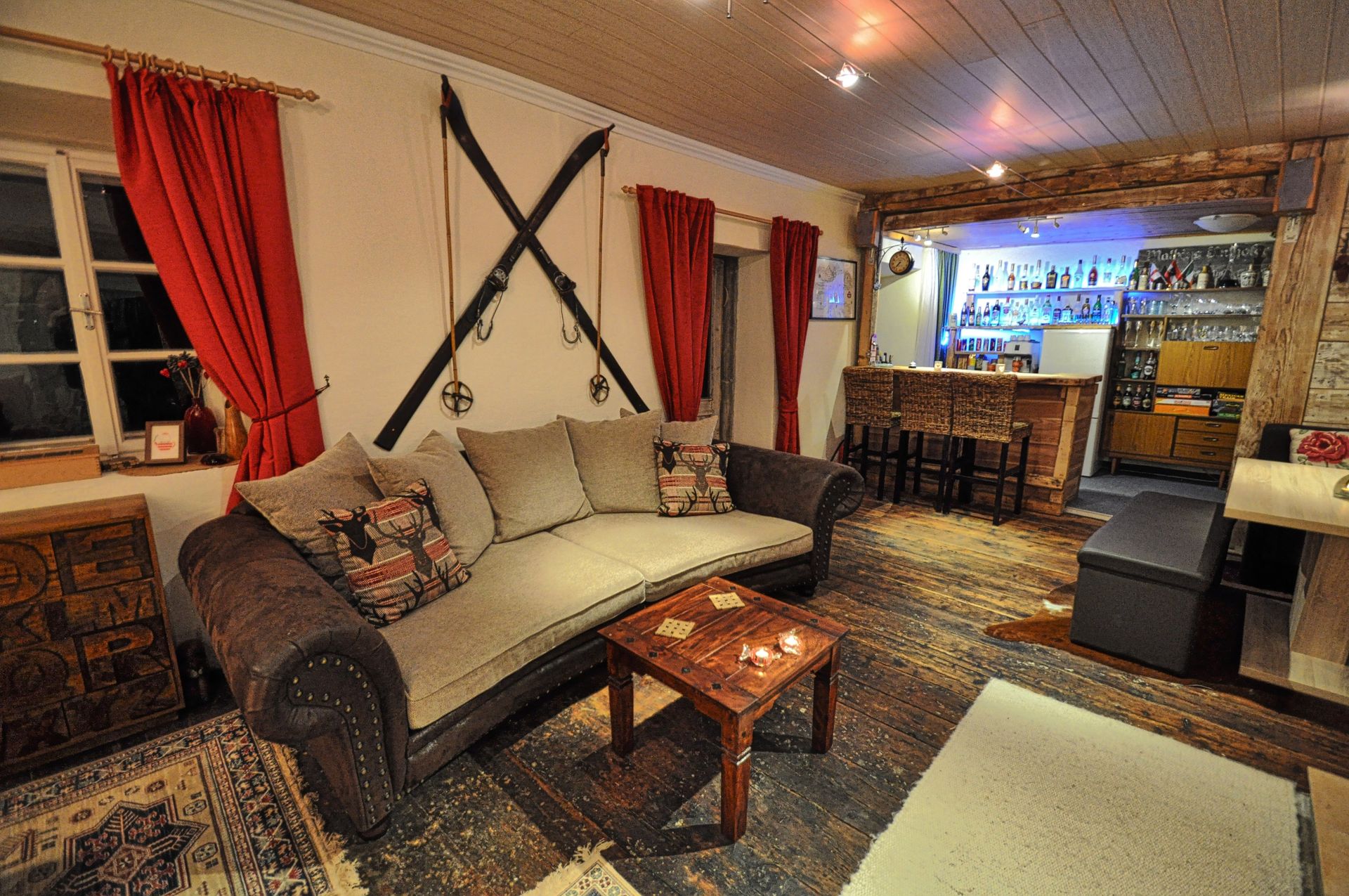 Lounge and bar at Chalet Mur