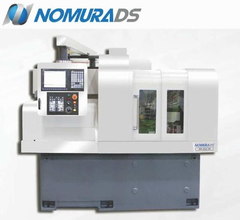 NomuraDS CNC 機床,配有控制面板,白色與灰色的工業設備,背景簡潔素雅。