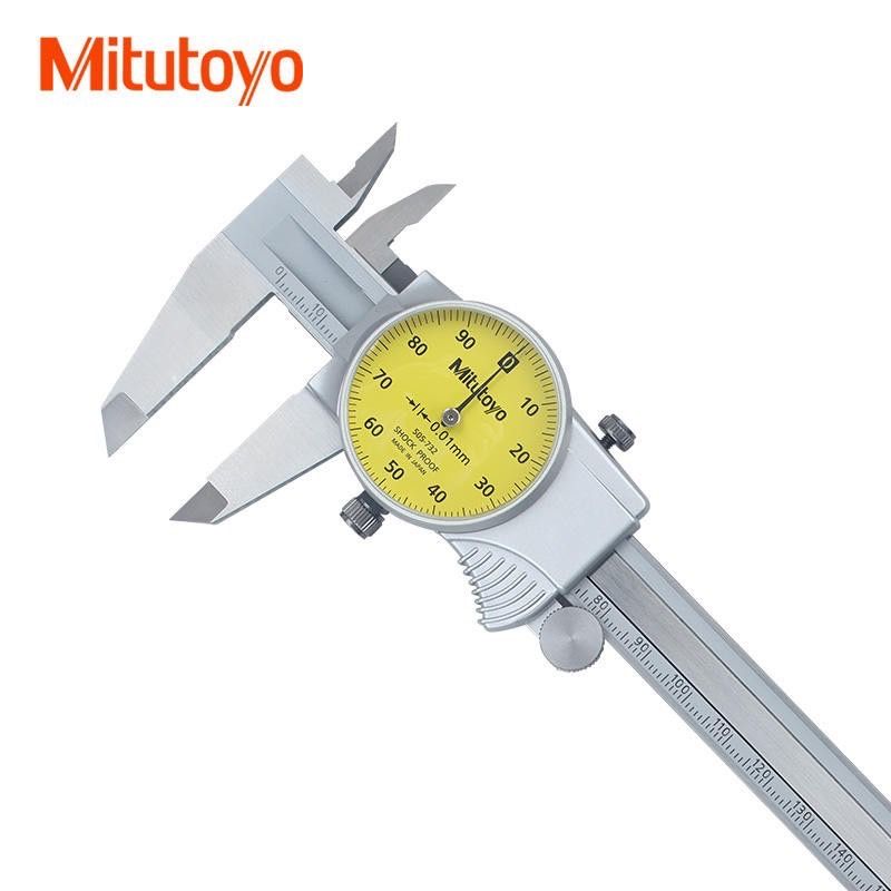 白色背景上的 Mitutoyo 指針式卡尺，配有黃色量表和金屬量爪