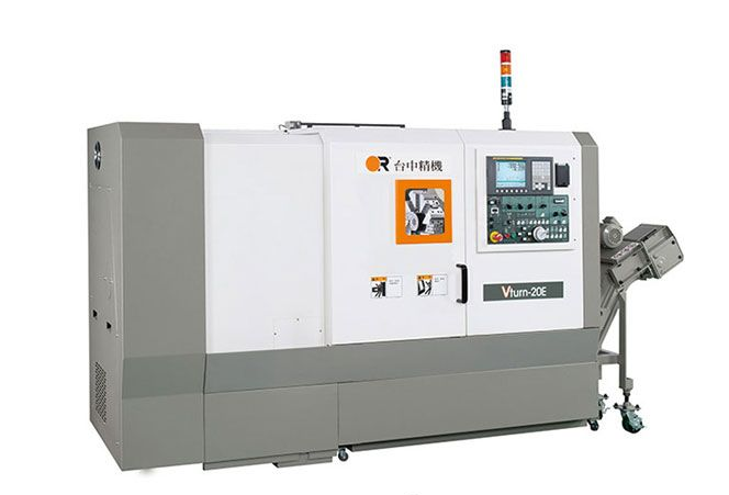 配備控制面板與旋轉附件的工業用 CNC 機台,白灰色機殼