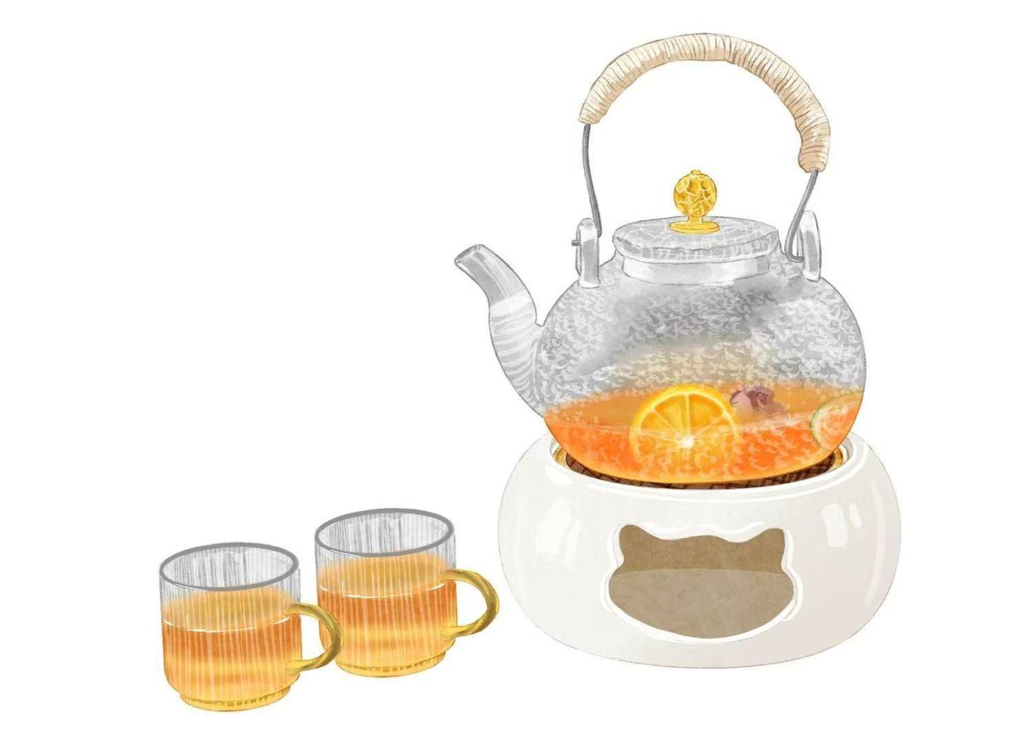 A glass teapot with fruit slices inside, resting on a white cat-shaped warmer, accompanied by two matching glass cups.