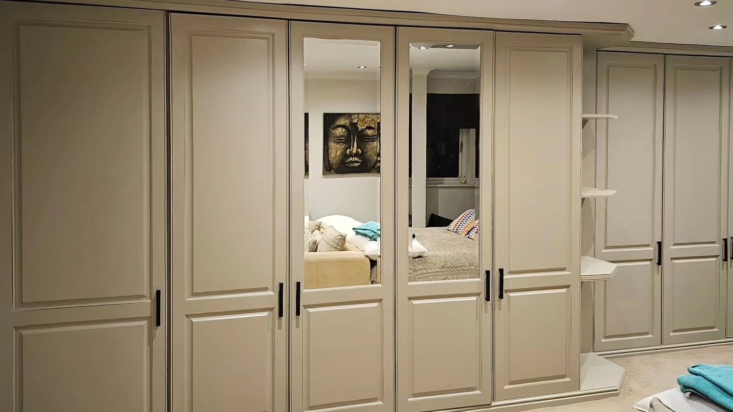 wardrobe spray painting
