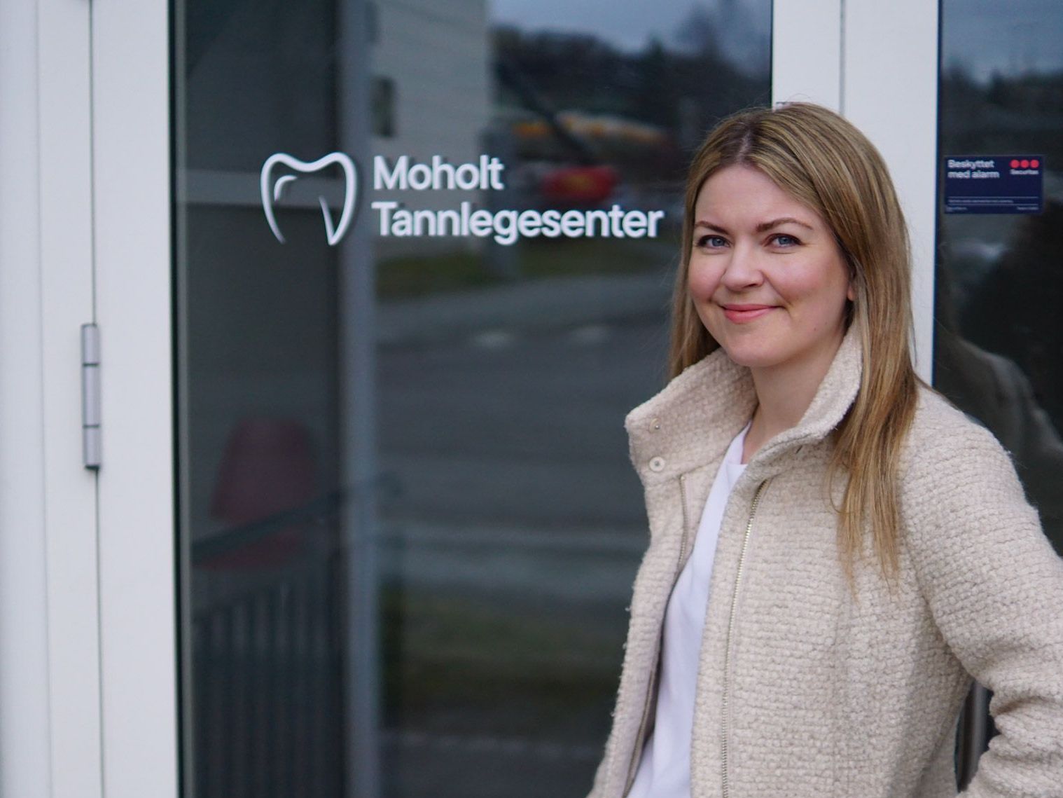 Tannlege Linda Bomann utenfor Moholt Tannlegesenter
