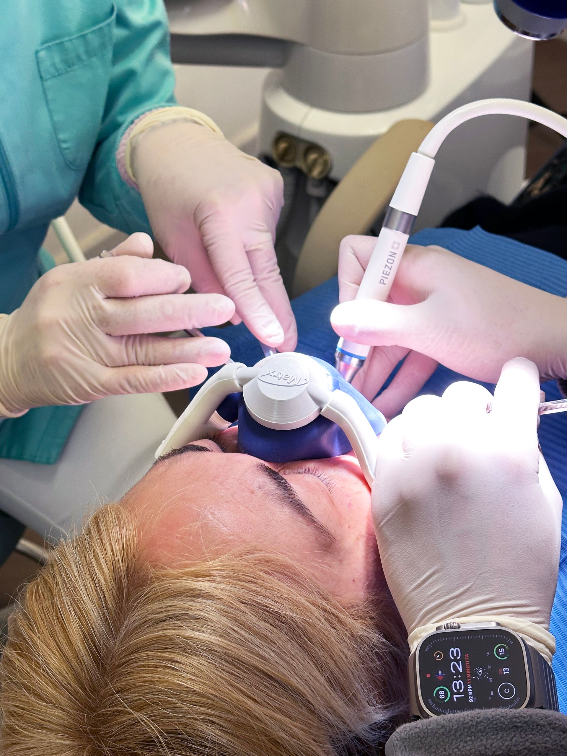 Una persona indica un modello 3D dentale visualizzato sullo schermo di un computer.