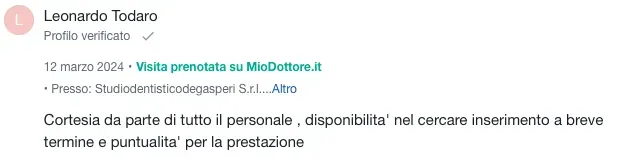 Screenshot di un messaggio in italiano che concede un permesso per un'udienza in tribunale di un familiare e per una breve assenza prevista.
