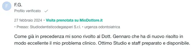 Screenshot di una recensione italiana che elogia il dentista Gennaro per aver risolto un problema con professionalità e disponibilità.