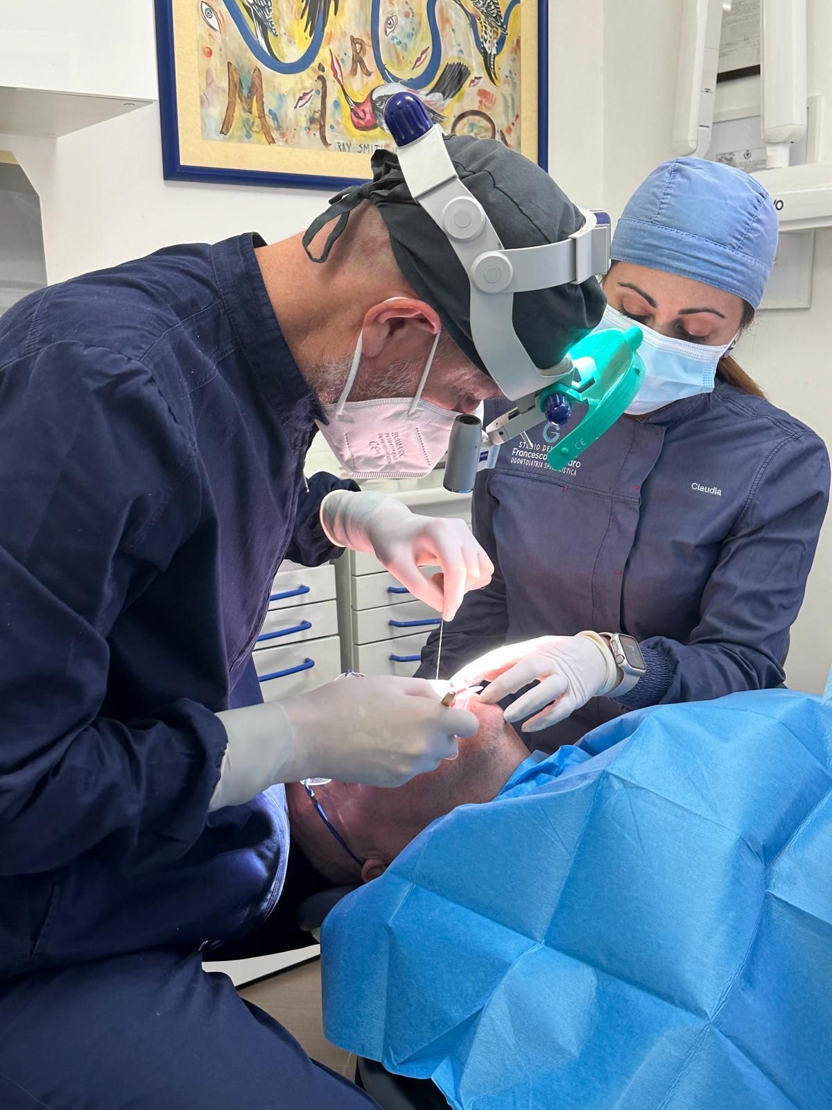 Un uomo indica un modello dentale visualizzato sullo schermo di un computer.