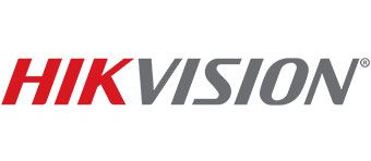 Logo Hikvision in testo rosso e grigio su sfondo bianco.