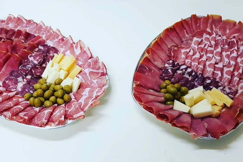 antipasti con affettati e olive
