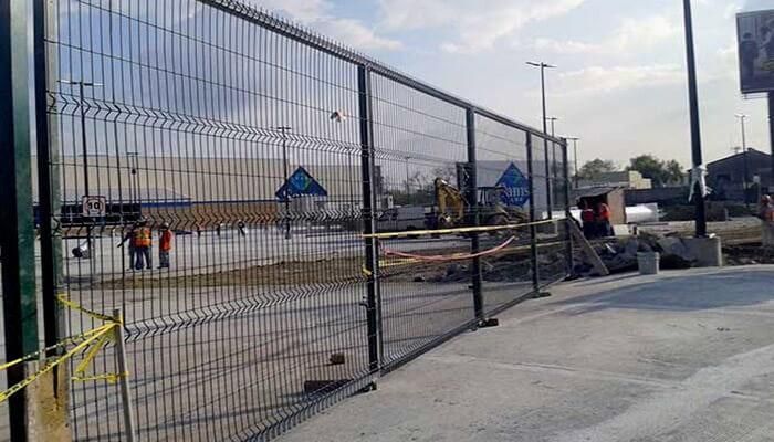 Se está construyendo una valla alrededor de un sitio de construcción.