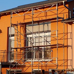 Un gran edificio naranja con andamios a su alrededor