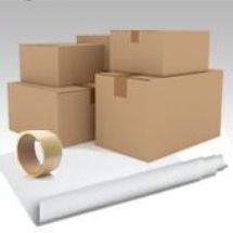 Cartons de déménagement, ruban adhésif et papier d'emballage sur une surface blanche.
