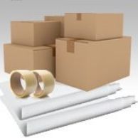 Boîtes en carton, rouleaux de ruban adhésif et papier d'emballage pour le déménagement et l'expédition.