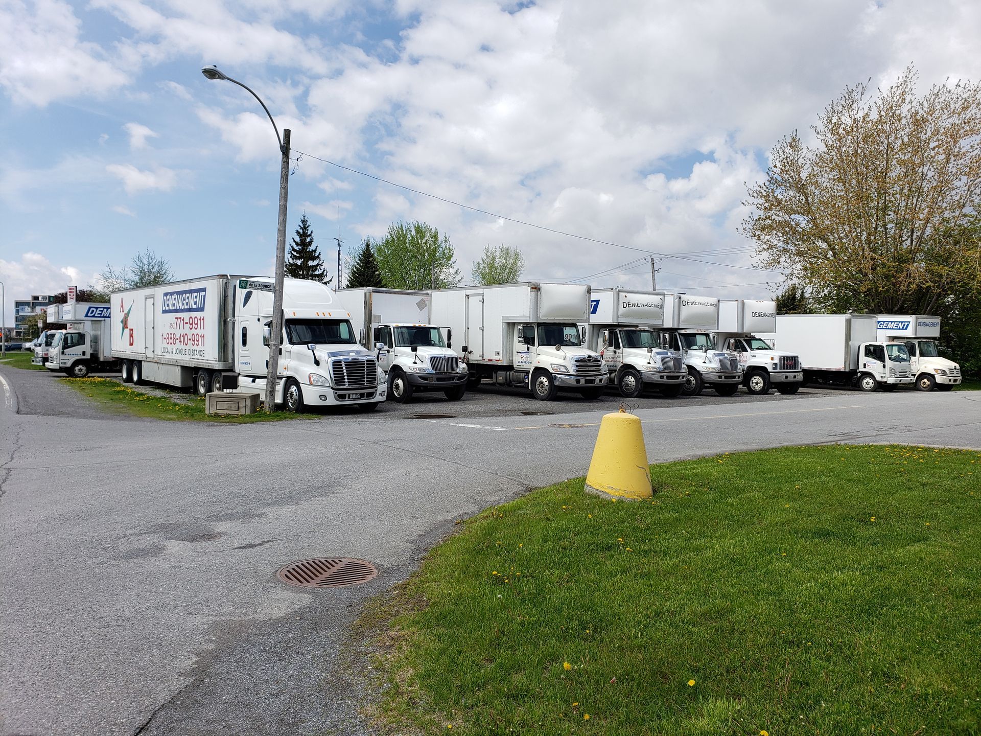 Camion de déménagement blanc avec inscription bleue « DÉMÉNAGEMENT » et le logo AGB.