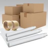 Cartons, ruban adhésif et papier d'emballage pour le déménagement.
