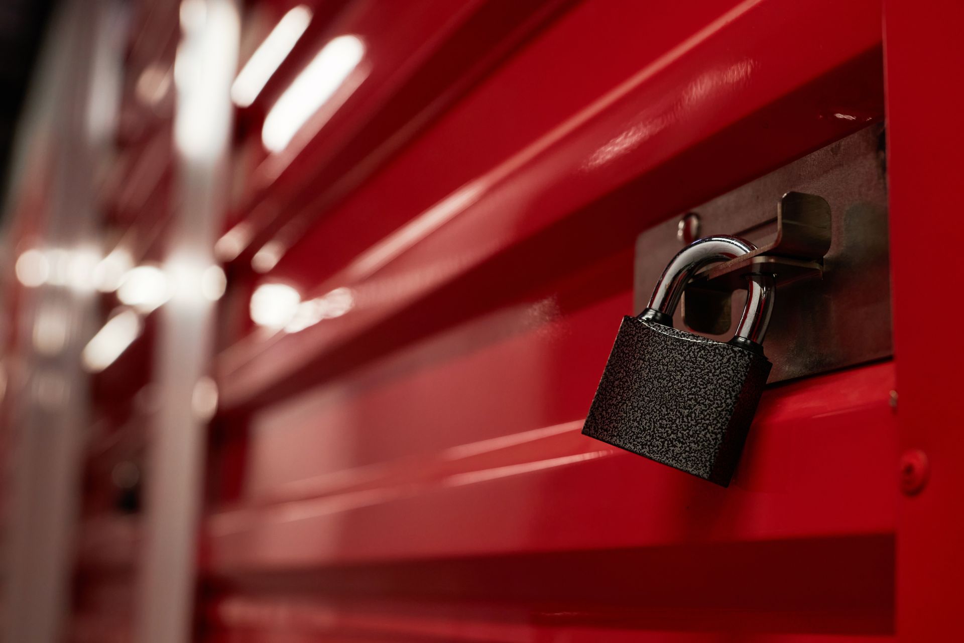 Porte de rangement rouge avec cadenas noir.